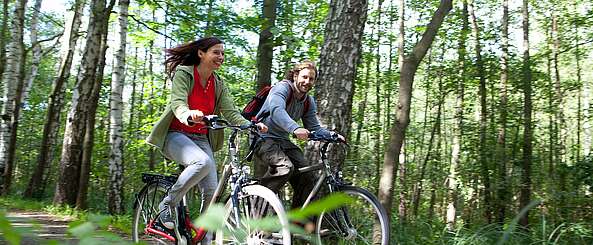 Zwei Radfahrer im Spreewald
