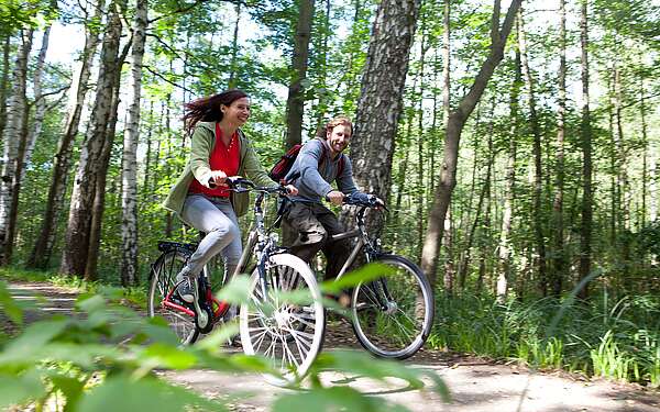 Zwei Radfahrer im Spreewald