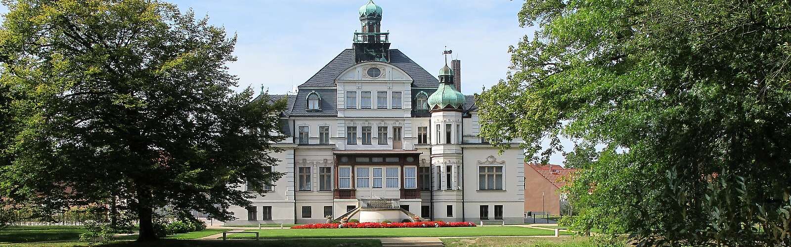 Blick vom Schlosspark auf Schloss Uebigau