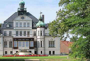Blick vom Schlosspark auf Schloss Uebigau