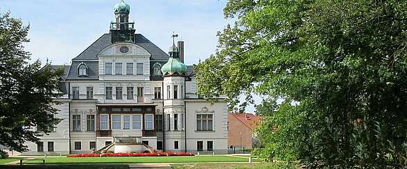 Blick vom Schlosspark auf Schloss Uebigau