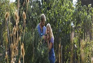 Besucher im Sinnesgarten des NaturParkHauses Stechlin