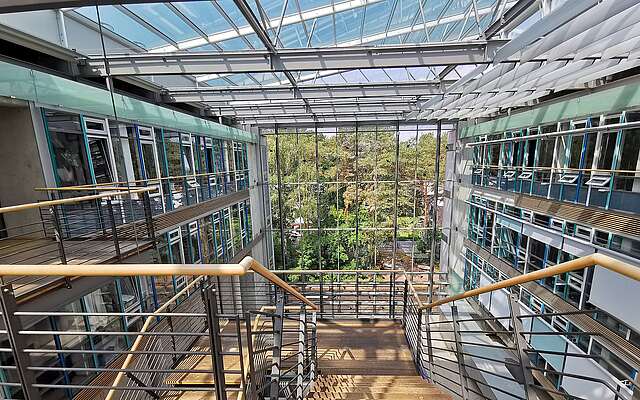 Blick auf das Atrium der Filmuniversität Babelsberg KONRAD WOLF Blick auf das Atrium der Filmuniversität Babelsberg KONRAD WOLF