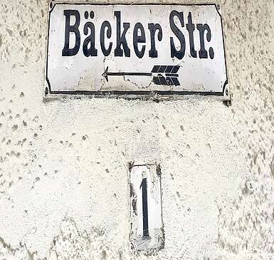 Hausschild der Bäckerstraße 1