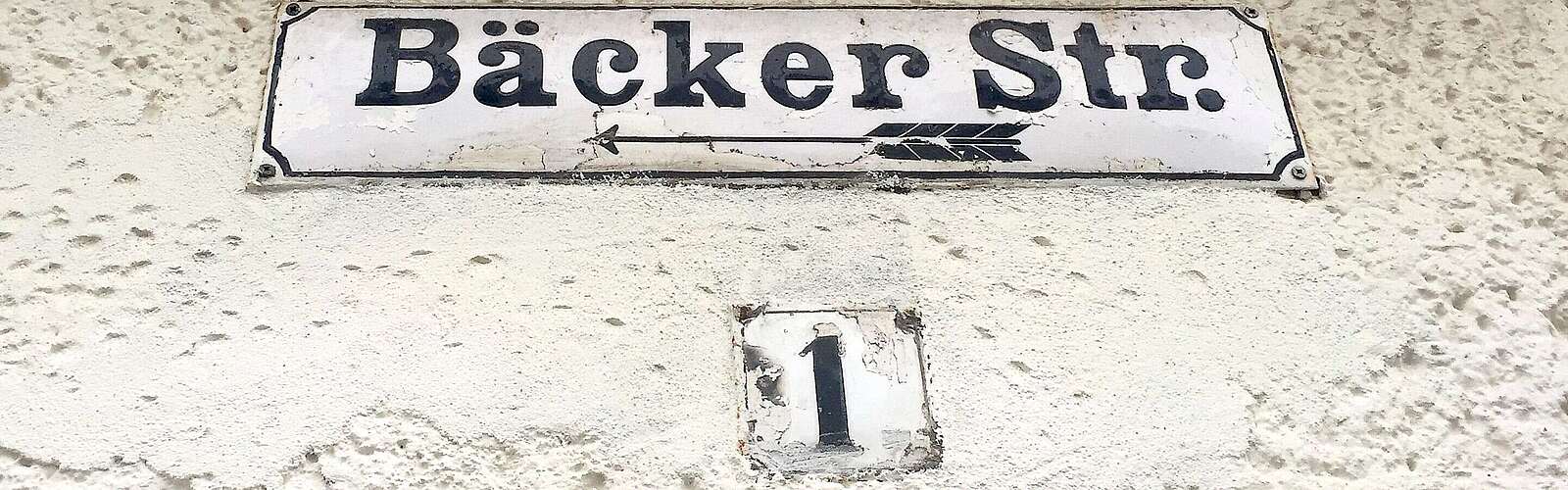Hausschild der Bäckerstraße 1