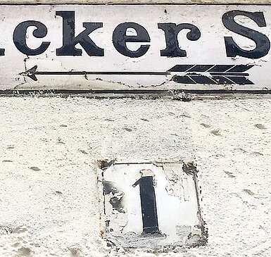 Hausschild der Bäckerstraße 1