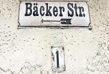Hausschild der Bäckerstraße 1