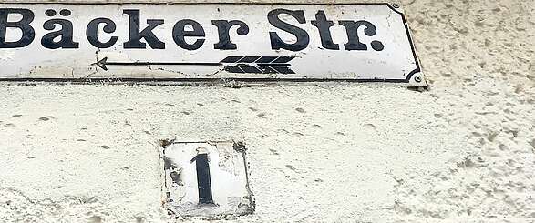 Hausschild der Bäckerstraße 1