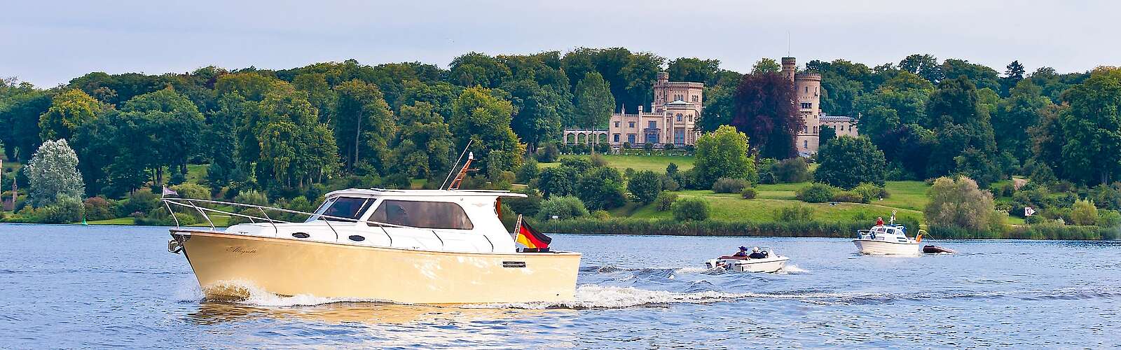 Bootfahrer auf der Havel vor Schloss Babelsberg
