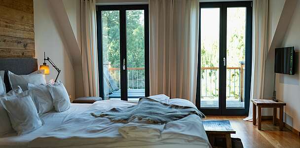 Schlafzimmer der Spa-Suite mit Spreeblick