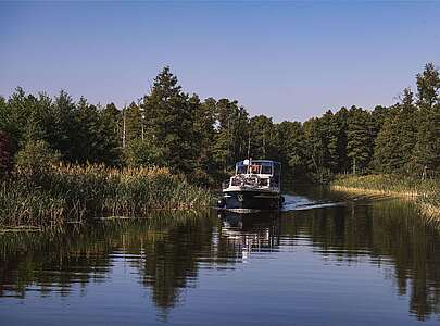 Hausboot in der Wasserlandschaft
