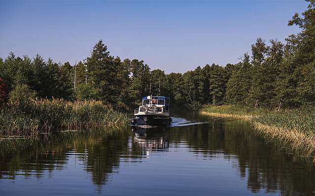 Hausboot in der Wasserlandschaft