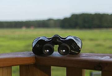 Fernglas liegt auf Brüstung