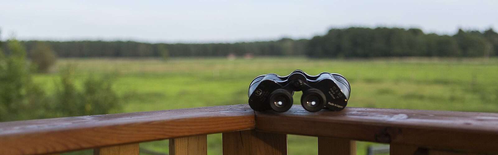 Fernglas liegt auf Brüstung